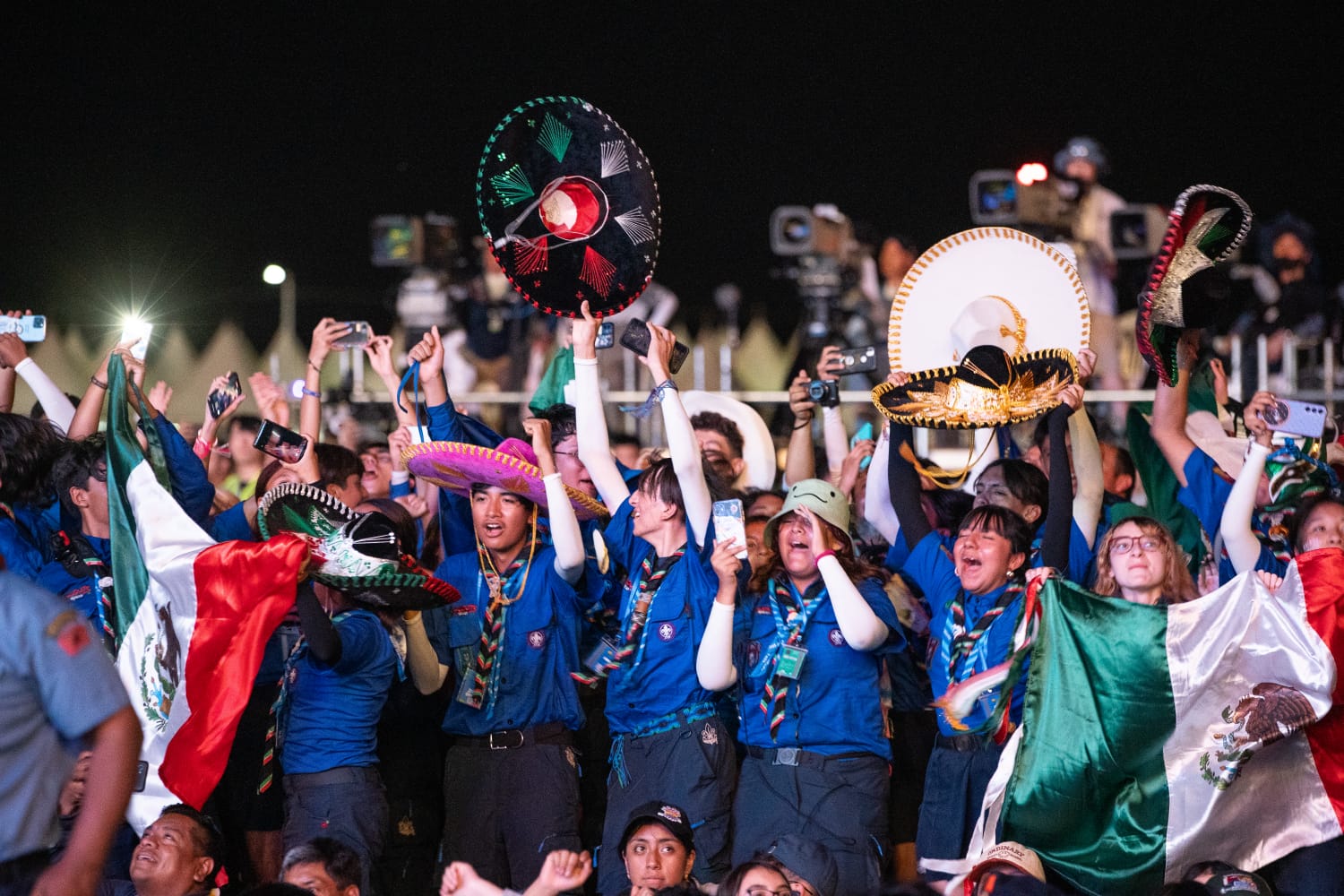 La foto muestra a la delegación mexicana de scouts disfrutando de los eventos culturales del 25º Jamboree Scout Mundial. Un total de 756 jóvenes mexicanos han asistido al Saemangeum.