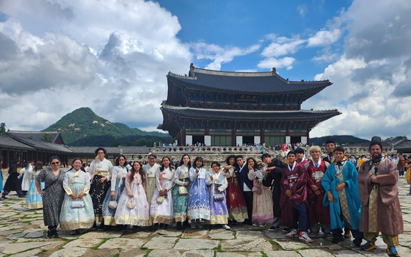 Unos scouts mexicanos que portan el hanbok, se toman una foto conmemorativa en el palacio Gyeongbokgung, ubicado en el distrito de Jongno-gu, en Seúl.