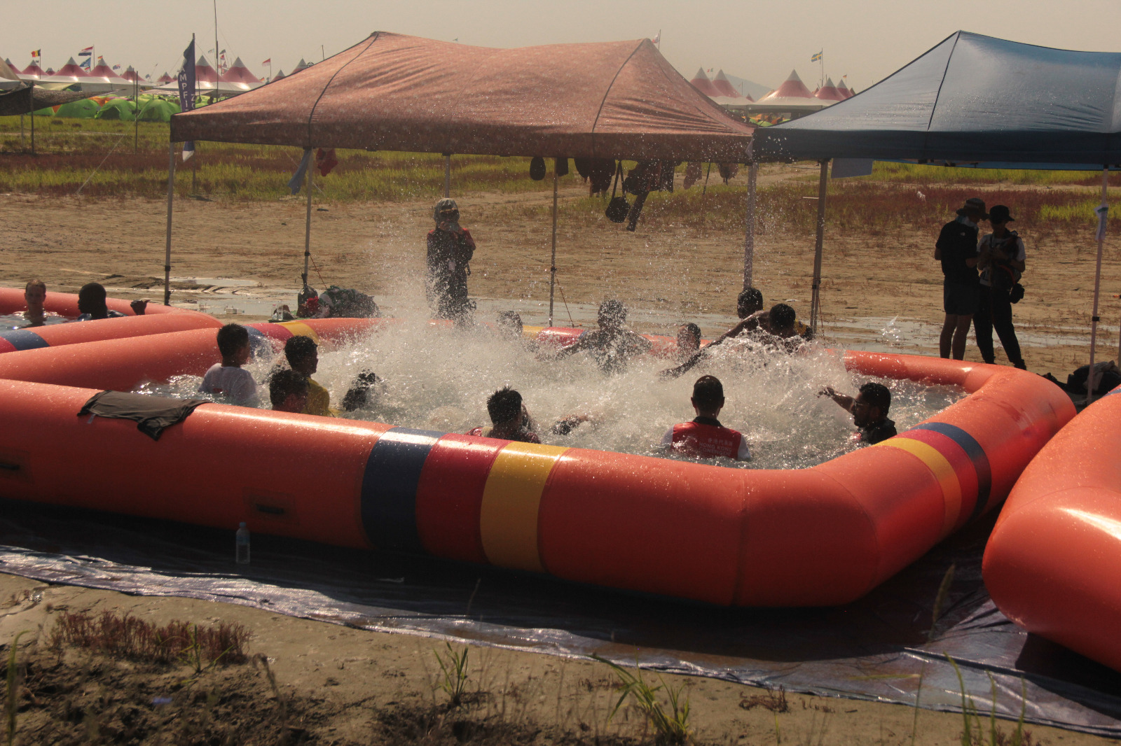 La delegación mexicana de scouts disfruta del agua en las piscinas instaladas en la sede del campamento.
