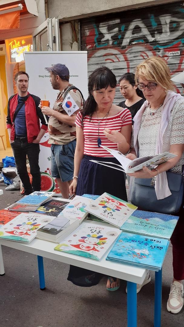 Sylvie Park fait découvrir ses livres.