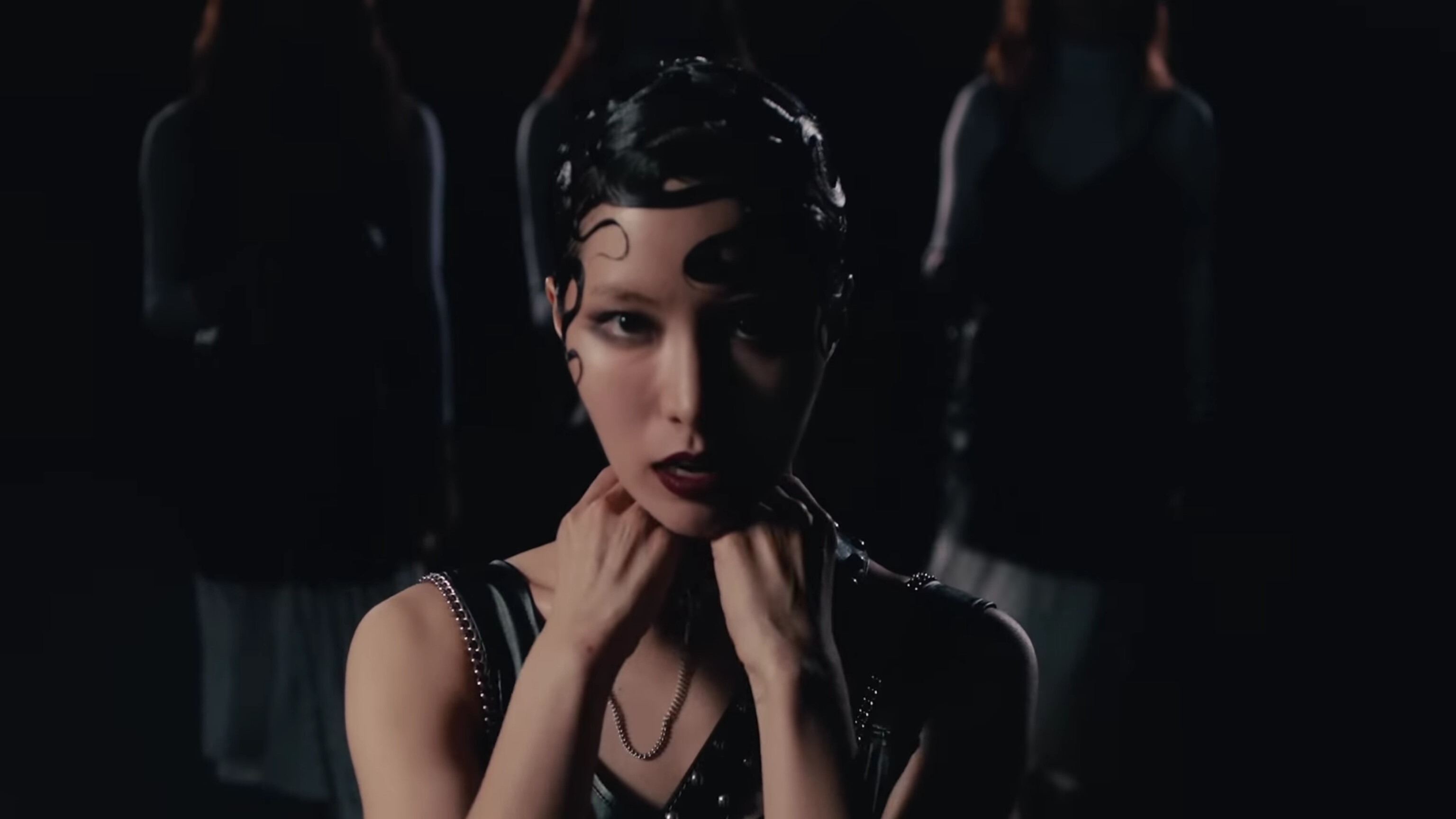Lim Kim se défait de ses chaînes dans son clip « YELLOW ». © Universal Music Korea