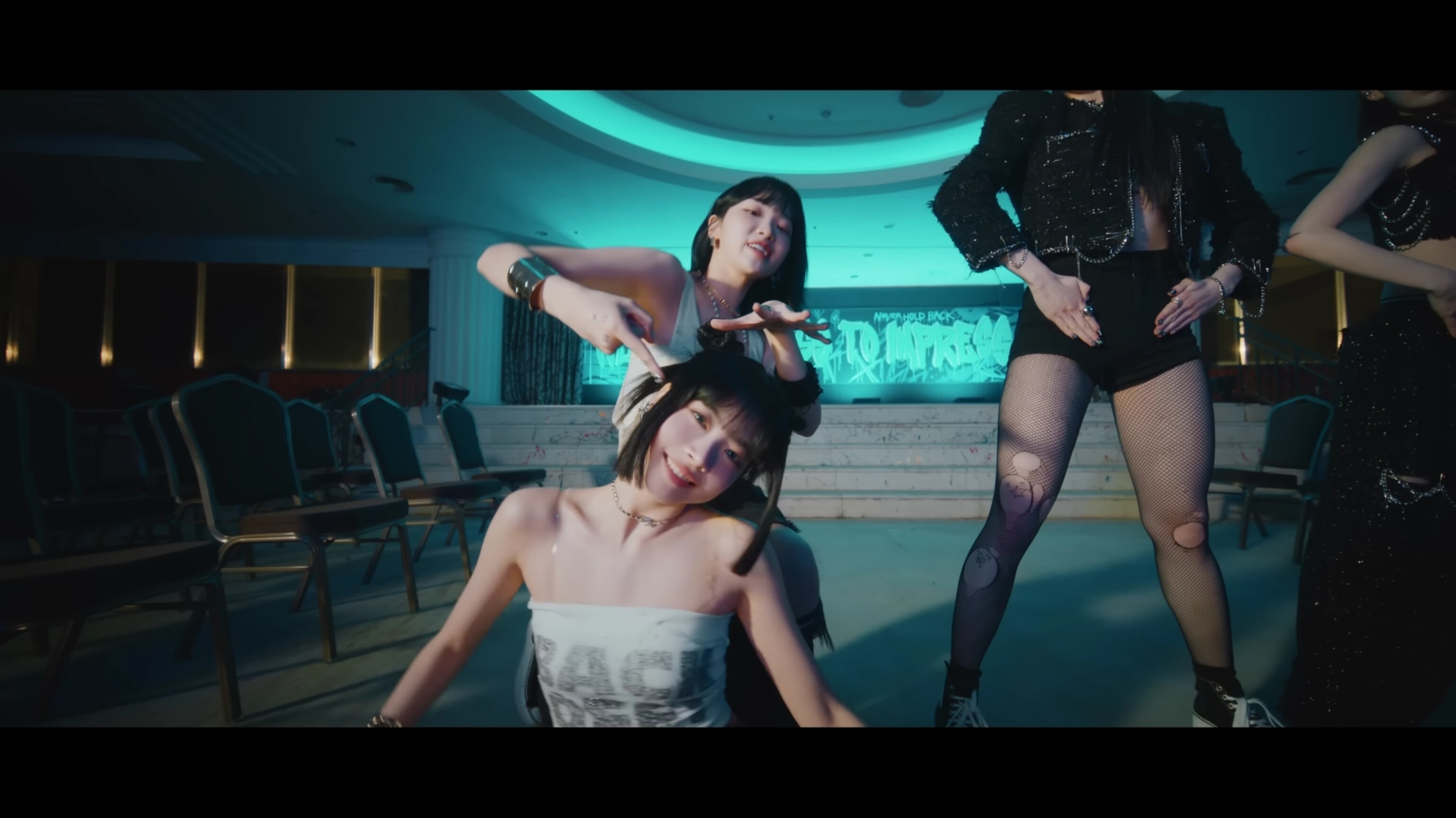 Chaewon dirigeant son pantin Eunchae dans le clip « Eve, Psyche & The Bluebeard's Wife » de LE SSERAFIM. © HYBE
