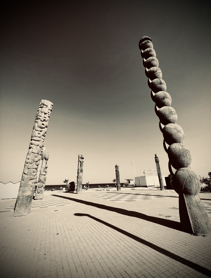 Colonnes sculptées par Moon Shin et exposées au Barcarès dans le sud de la France, le 15 août 2022.