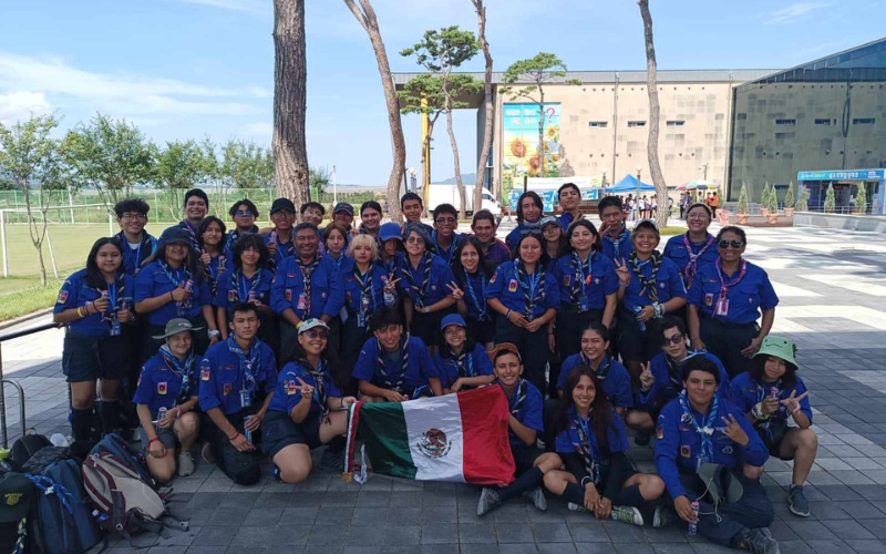 Algunos scouts de la delegación mexicana que asistieron al campamento del 25° Jamboree Scout Mundial, se toman una foto conmemorativa. 