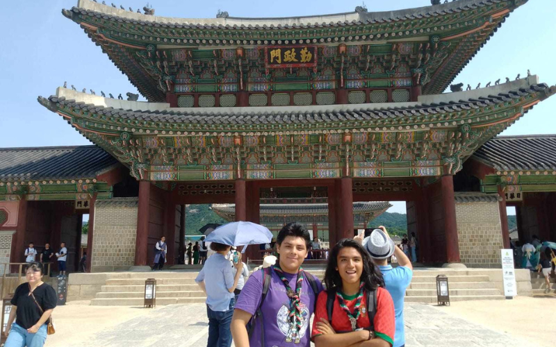 Daniel Armenta (izquierda) y su amigo que también participó en el 25° Jamboree Scout Mundial, se toman una foto en el palacio Gyeongbokgung, en Seúl, Corea del Sur.