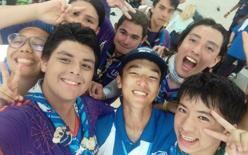 Daniel Armenta (izquierda) junto con scouts de distintos países, se toman una foto durante el campamento del 25° Jamboree Scout Mundial, en Saemangeum, en el condado de Buan-gun, en la provincia de Jeollabuk-do.