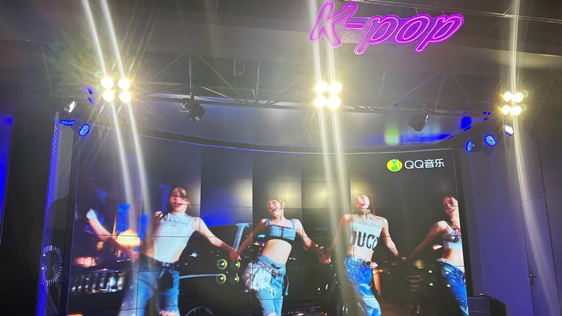 K-Pop区的曲面大屏中一直播放着各种热门爱豆团体的MV。韩宣网荣誉记者龙盈霏 摄