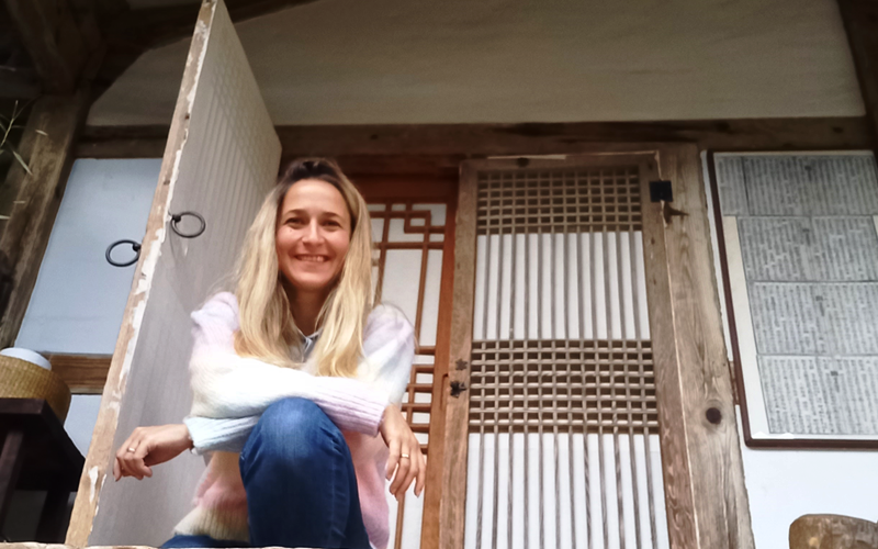 La reportera honoraria de Korea.net Eliana Natalia Gissara en un hanok, en la aldea tradicional de Jeonju.