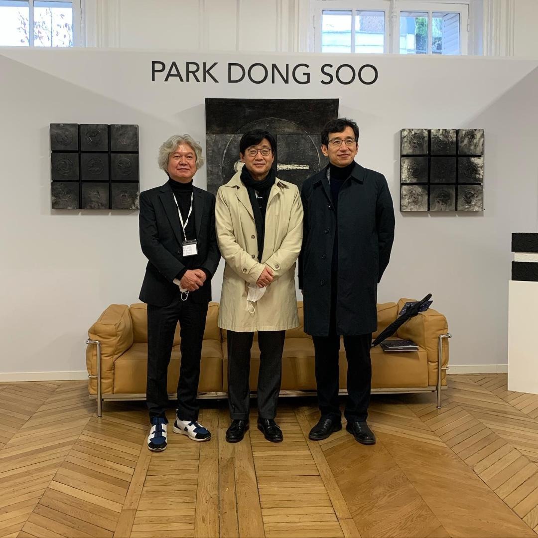 Park Dong-Soo avec MM. Jong-Moon Choi et John Hae Oung. © Park Dong-Soo