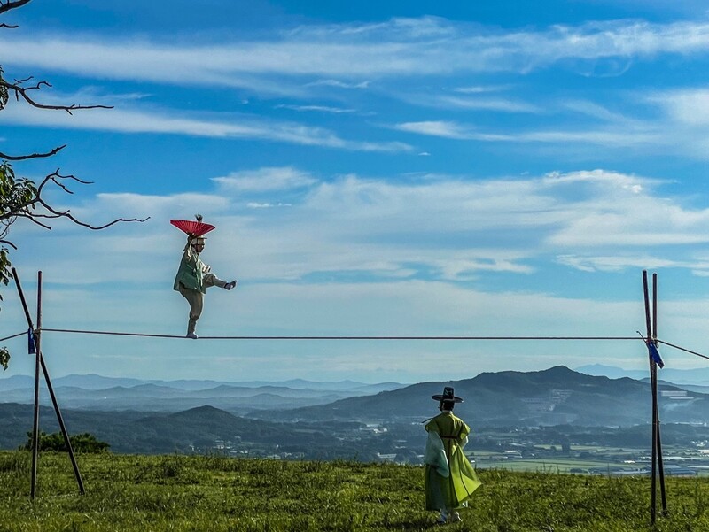 Anh ấy tập luyện Jultagi tại Gyeonggi-do với sự giám sát của anh trai mình, Nam Sang-dong. (Ảnh: Nam Chang-dong)