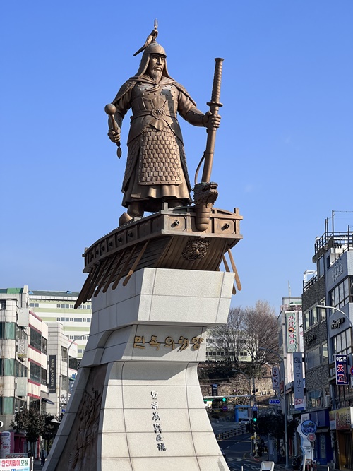 图为李舜臣将军的雕像。韩宣网名誉记者刘心竹 摄