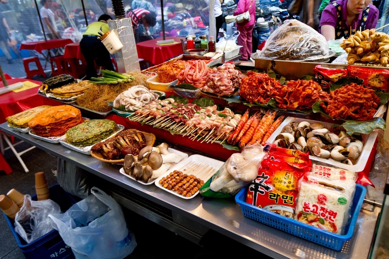 Ẩm thực tại các khu chợ vô cùng phong phú, đa dạng. Không chỉ là những món ăn truyền thống của Hàn Quốc, tại các chợ, du khách còn được thưởng thức ẩm thực tiêu biểu của địa phương đó thông qua những món ăn, đặc sản mang đậm chất vùng miền. (Ảnh: Pixabay)