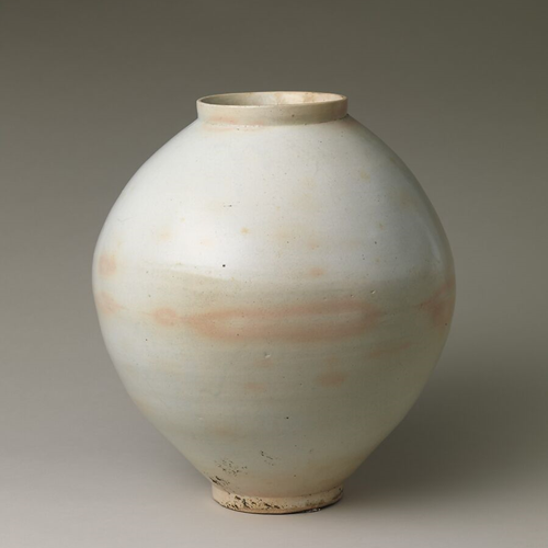 La foto muestra un jarrón en forma de luna, una porcelana distintiva de la dinastía Joseon. | Museo Metropolitano de Arte