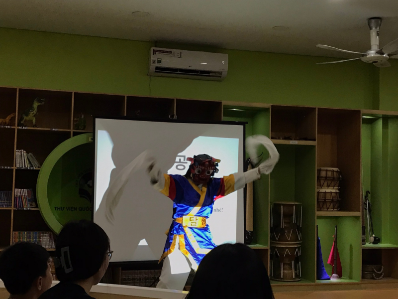 Thầy Park Jung Yong trực tiếp biểu diễn múa mặt nạ. (Ảnh: Đặng Phương Thanh)