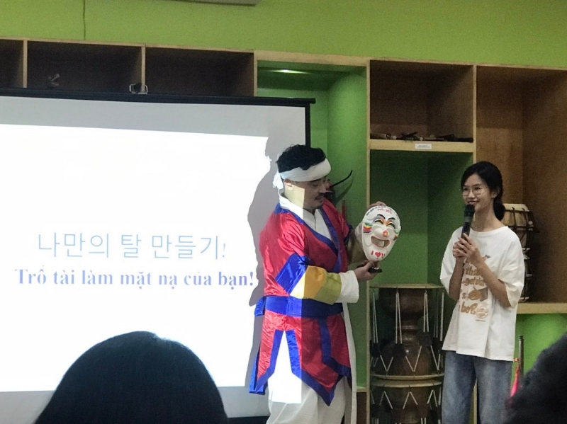 Chiếc mặt nạ mạng tên “Hê Hê” khiến mọi người không khỏi thích thú và bật cười. (Ảnh: Đặng Phương Thanh)