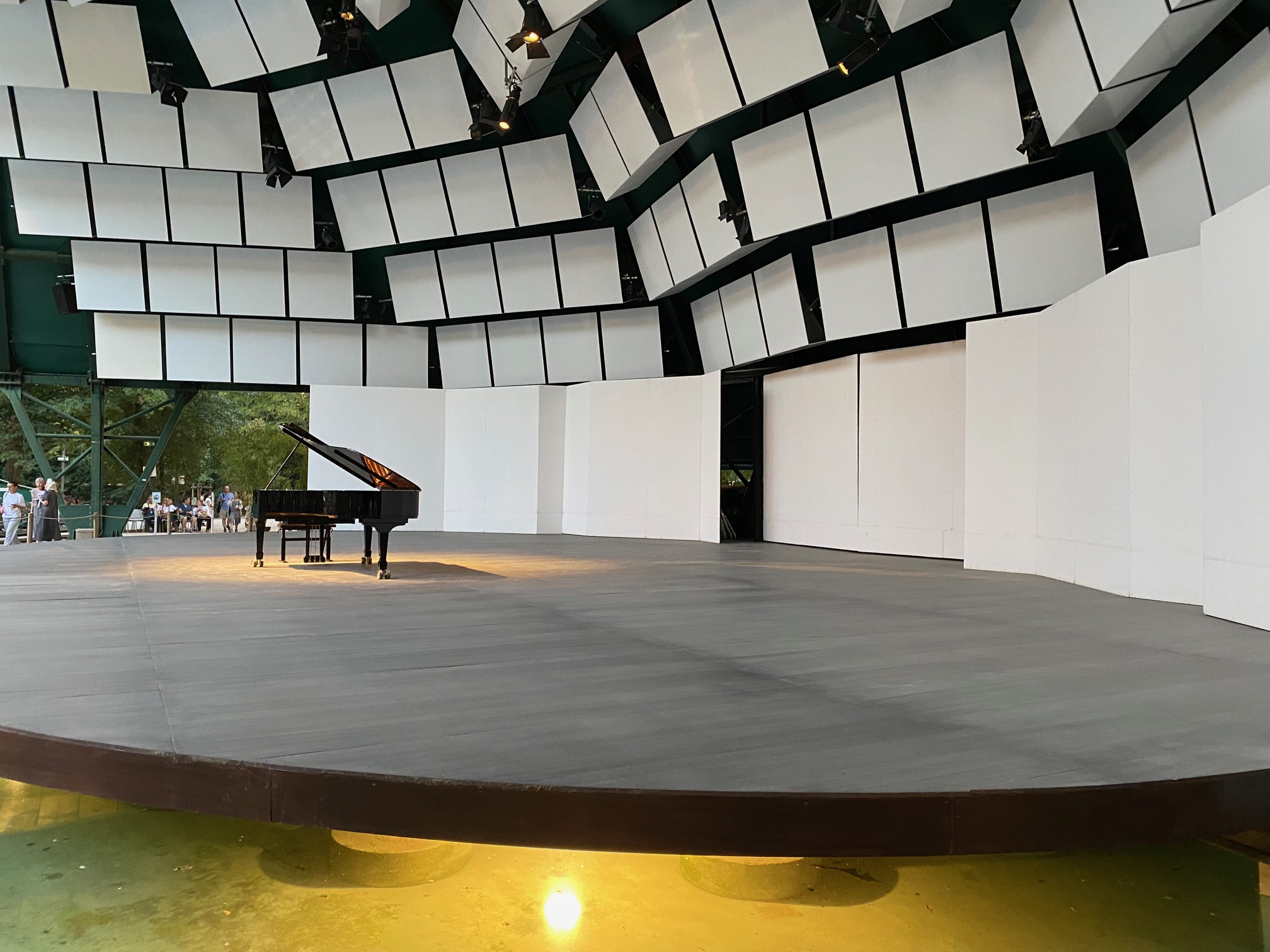 La conque de l’auditorium de plein air, à l’acoustique exceptionnelle. Parc du Château Florans de La Roques-d’Anthéron. © Danielle Tartaruga