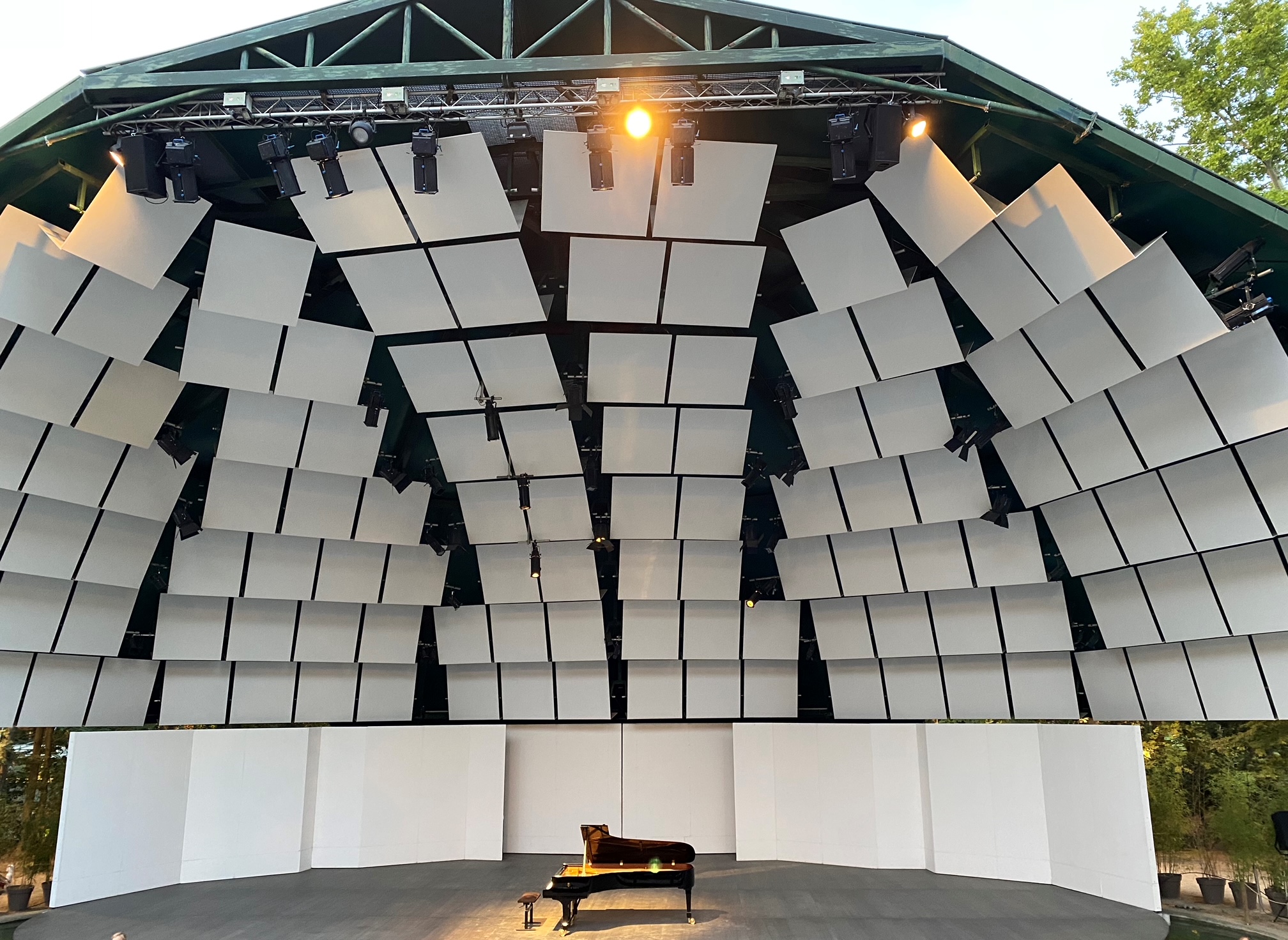 La conque de l’auditorium de plein air, à l’acoustique exceptionnelle. Parc du Château Florans de La Roques-d’Anthéron. © Danielle Tartaruga