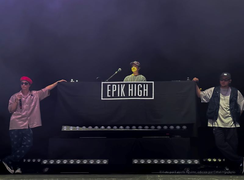 De izquierda a derecha, Tablo, Tukutz y Mithra admiran a los 3.000 High Skools mexicanos reunidos en el Auditorio BB. | Fabiola Aguirre