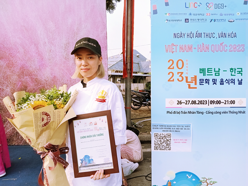 Đầu bếp Kim Ngọc Lan xuất sắc đạt giải Nhất chung cuộc “Chương trình trình diễn Ẩm thực Việt Nam - Hàn Quốc 2023”. (Ảnh: Lưu Thị Thu Loan)