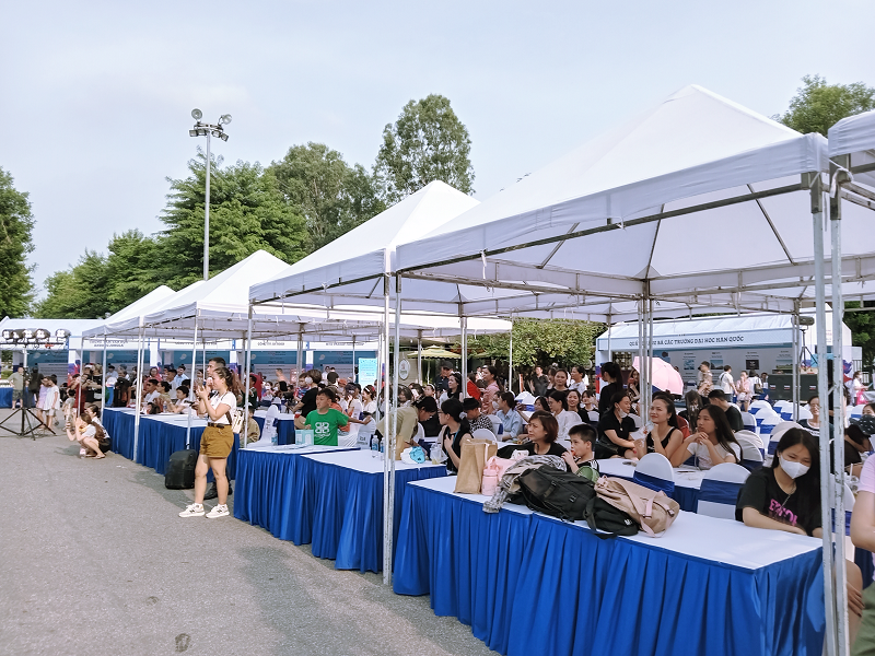 Đến tầm chiều sự kiện, đông đảo mọi người thuộc mọi đổ tuổi khác nhau đã đến tham quan và thưởng thức các màn trình diễn. (Ảnh: Lưu Thị Thu Loan)