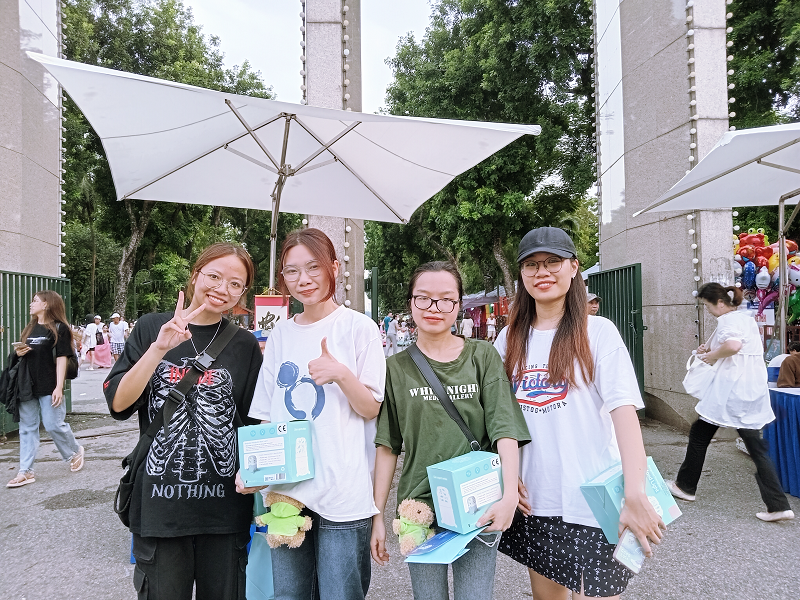 Bạn Ly cùng nhóm bạn của cô nàng đã có một chuyến trải nghiệm đầy thú vị và rinh về rất nhiều phần quà dễ thương tại sự kiện lần này. (Ảnh: Lưu Thị Thu Loan)