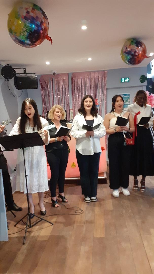 Naëlys, deuxième en partant de la droite avec Choeur de Corée. © Nathalie FISZ