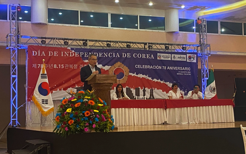 El embajador de Corea del Sur en México, Huh Tae Wan, da un discurso de bienvenida en la celebración de los 78 años de la Independencia de Corea, llevado a cabo el 11 de agosto en la ciudad de Mérida.