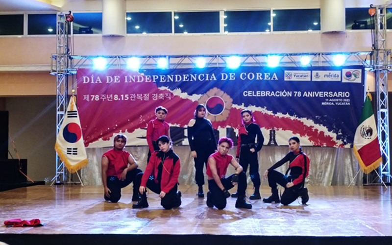 La foto muestra la presentación del grupo de dance cover Just Reach The Stars.
