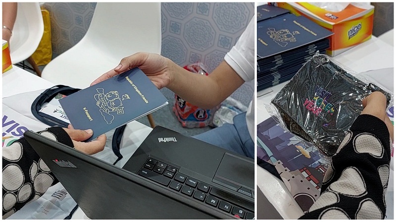 Pengunjung menukarkan K-Passport yang sudah dipenuhi stempel dengan tas yang mungil.