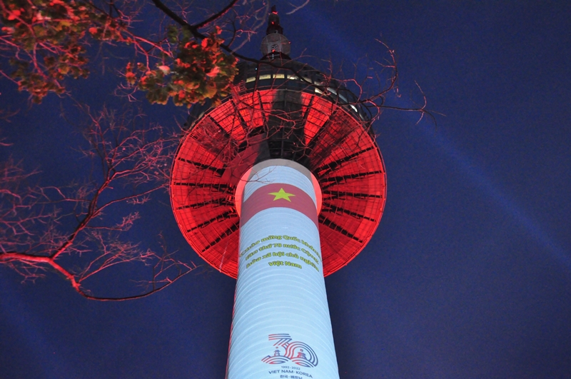 Vào lúc 19h30 (giờ Hàn Quốc) ngày 2/9/2023, lá cờ Việt Nam đã thắp sáng Tháp Namsan. Bên cạnh Quốc kì nước Cộng hòa Xã hội Chủ nghĩa Việt Nam, dòng chữ “Chào mừng Quốc khánh lần thứ 78 nước Cộng hòa Xã hội Chủ nghĩa Việt Nam” đã được viết bằng ba ngôn ngữ: tiếng Việt, Hàn, và Anh. (Ảnh: Trần Vũ Minh Tâm) 