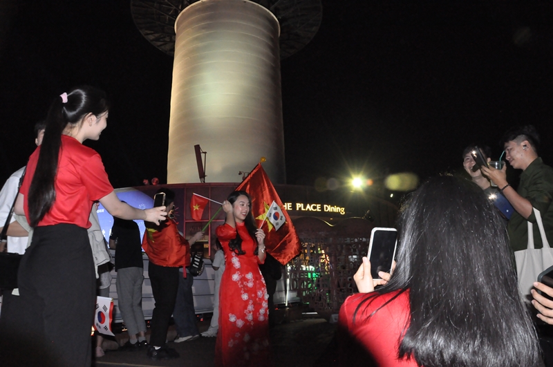 Một du học sinh mặc áo dài Việt Nam chụp ảnh tại tháp Namsan. Có thể thấy tuy chỉ là một sự nhỏ của Chính phủ Hàn Quốc dành cho Việt Nam, nhưng chính sự kiện tưởng chừng như không có gì quá to tát này đã thể hiện đúng chữ “Jeong” (tình cảm) đặc trưng của Hàn Quốc. (Ảnh: Trần Vũ Minh Tâm)