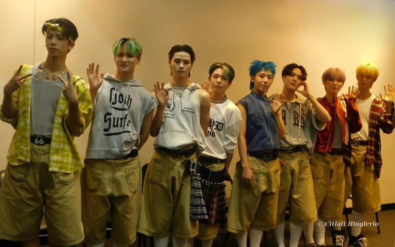 Los miembros del grupo de K-pop 8TURN, se toman una foto conmemorativa al término de su conferencia de prensa en el KAMP FEST CDMX.
