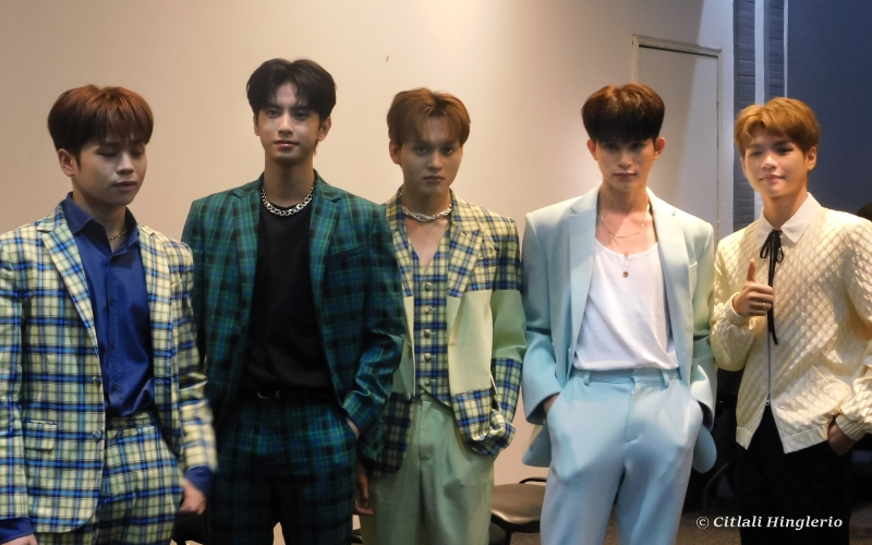 Los miembros del grupo de K-pop Hori7on, se toman una foto conmemorativa al término de su conferencia de prensa en el KAMP FEST CDMX.