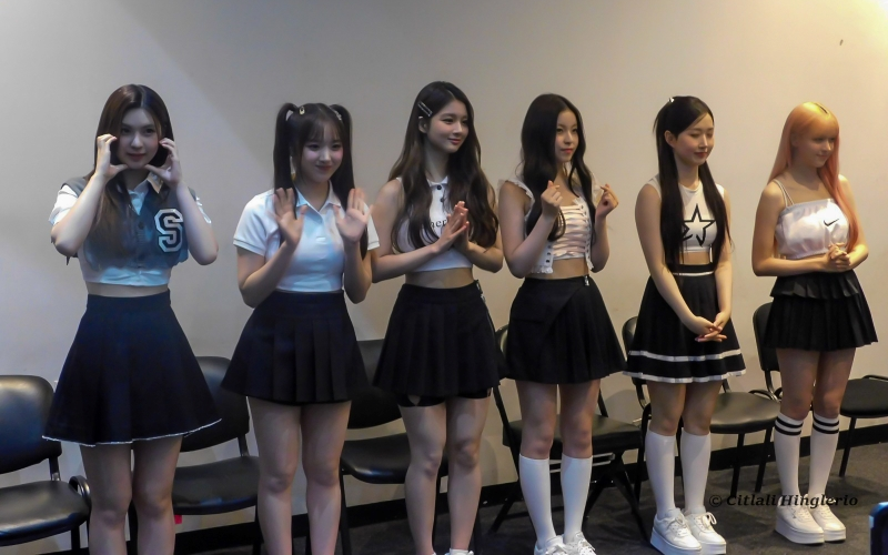 Las integrantes del grupo de K-pop NMIXX, se toman una foto conmemorativa al término de su conferencia de prensa en el KAMP FEST CDMX.