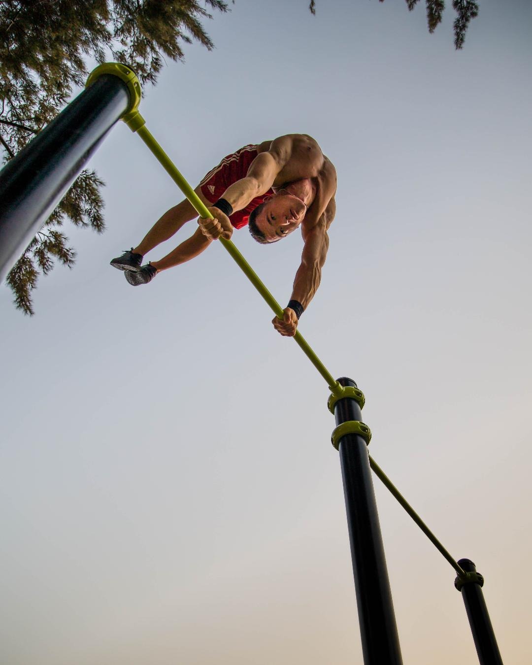 Aloïs dans sa pratique du calisthenics.