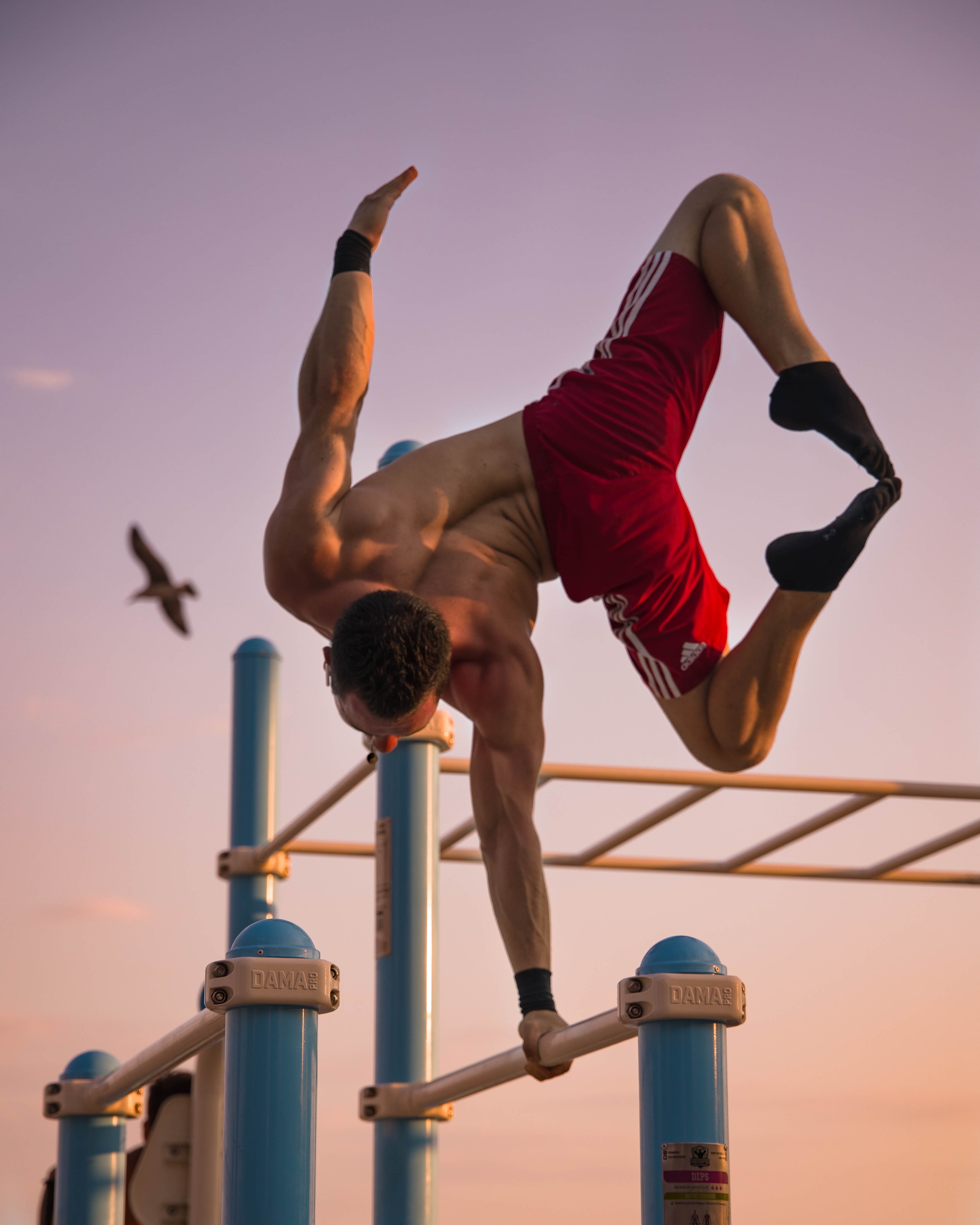 Aloïs dans sa pratique du calisthenics.