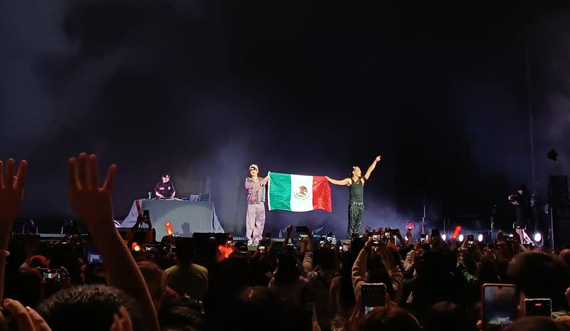 Dj SMMT, Haon y Sik-k con la bandera nacional de México