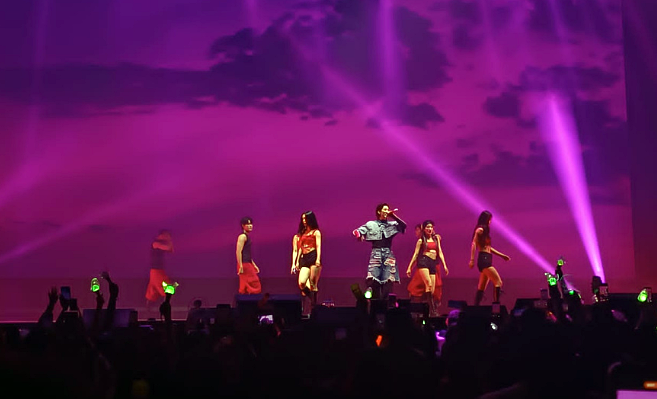 El grupo GOT7 presenta su canción 'BamBam' durante el festival Kamp Fest CDMX.