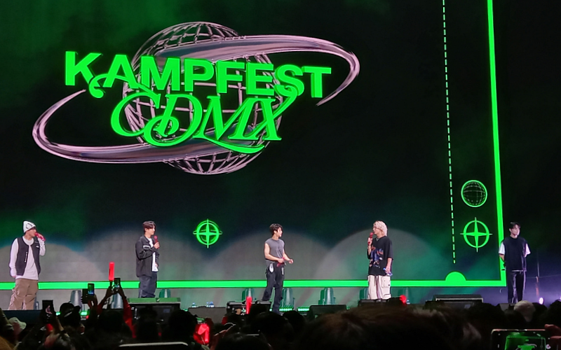 El grupo de K-pop, iKON, en el escenario del festival Kamp Fest CDMX.