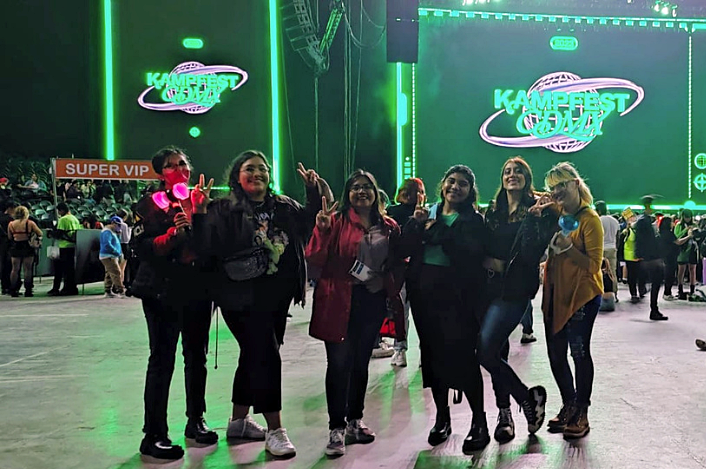 Grupo de amigas asistentes en el Kamp Fest