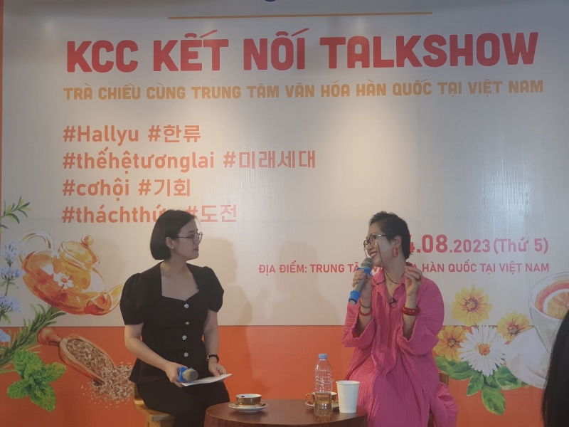 Tiến sĩ Văn hóa Đặng Thiếu Ngân (bên phải) đã có những chia sẻ ý nghĩa trong tiệc trà gặp gỡ các bạn trẻ Việt Nam vào cuối tháng 8 vừa qua. (Ảnh: Hoàng Xuân Tùng)