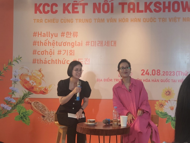 Tiến sĩ Đặng Thiếu Ngân cùng với MC / YouTuber Assa Korean giao lưu với các bạn trẻ. (Ảnh: Hoàng Xuân Tùng) 