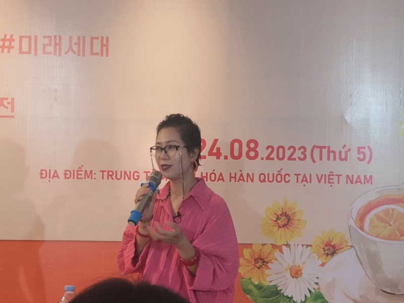 Tiến sĩ Đặng Thiếu Ngân chia sẻ câu chuyện của mình một cách nhiệt huyết và tràn đầy sự cảm hứng. (Ảnh: Hoàng Xuân Tùng) 