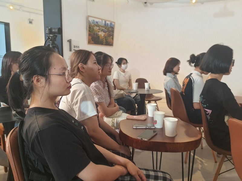 Các bạn khán giả chăm chú, lắng nghe phần chia sẻ của Tiến sĩ Đặng Thiếu Ngân. (Ảnh: Hoàng Xuân Tùng) 