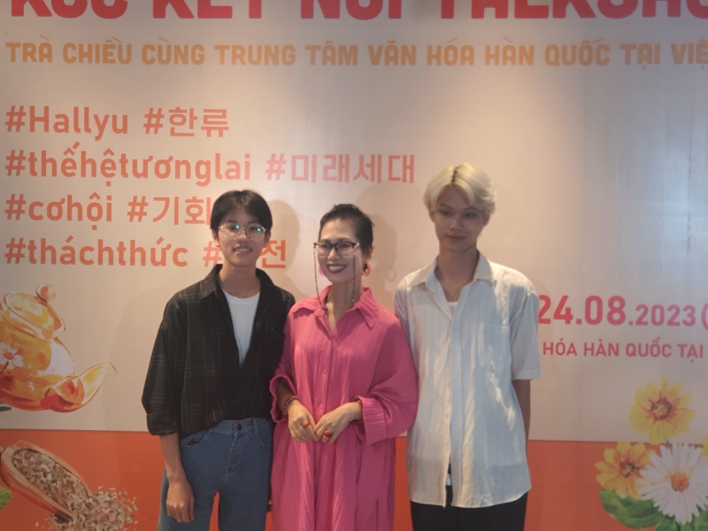 Quyết Thắng (bên trái) và Lương Hùng (bên phải) không giấu nổi sự xúc động khi được gặp gỡ, trò chuyện với Tiến sĩ Đặng Thiếu Ngân. (Ảnh: Hoàng Xuân Tùng) 