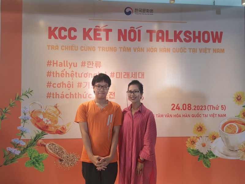 Khoảnh khắc đáng nhớ giữa mình và Tiến sĩ Đặng Thiếu Ngân. (Ảnh: Hoàng Xuân Tùng)