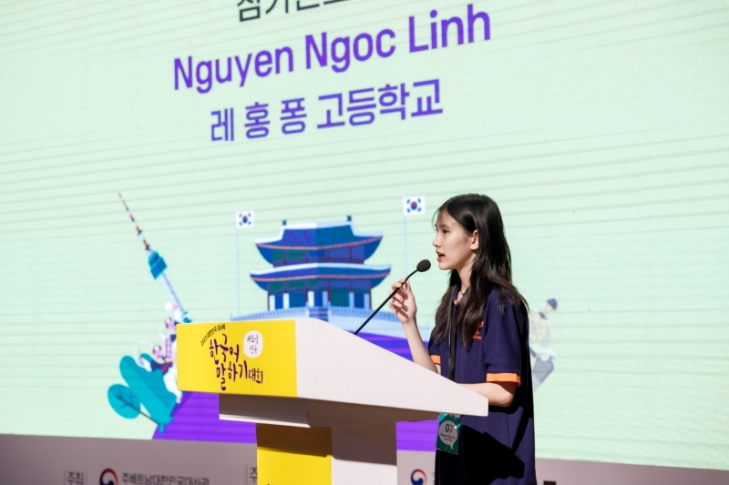 Thí sinh Nguyễn Ngọc Linh (Trường THPT Lê Hồng Phong, Hải Phòng) trong bài phát biểu của mình. (Ảnh: Trung tâm Văn hóa Hàn Quốc tại Việt Nam)