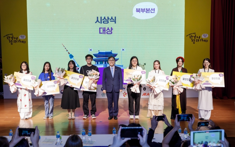 8 thí sinh đạt giải nhất vòng bán kết khu vực Bắc - Trung bộ chụp ảnh cùng ông Choi Young Sam - Tân Đại sứ đặc mệnh toàn quyền Hàn Quốc tại Việt Nam. (Ảnh: Trung tâm Văn hóa Hàn Quốc tại Việt Nam)