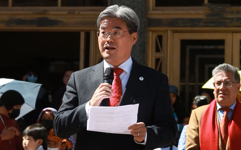 El embajador surcoreano en Bolivia, Kim Ki-Hong, da un discurso de inauguración para la feria de la Semana Coreana.
