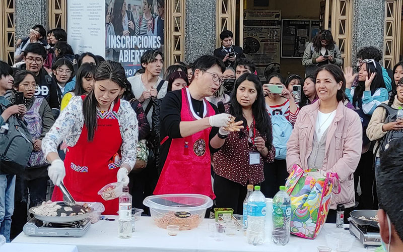 Se lleva a cabo una clase especial de preparación del kimchi.